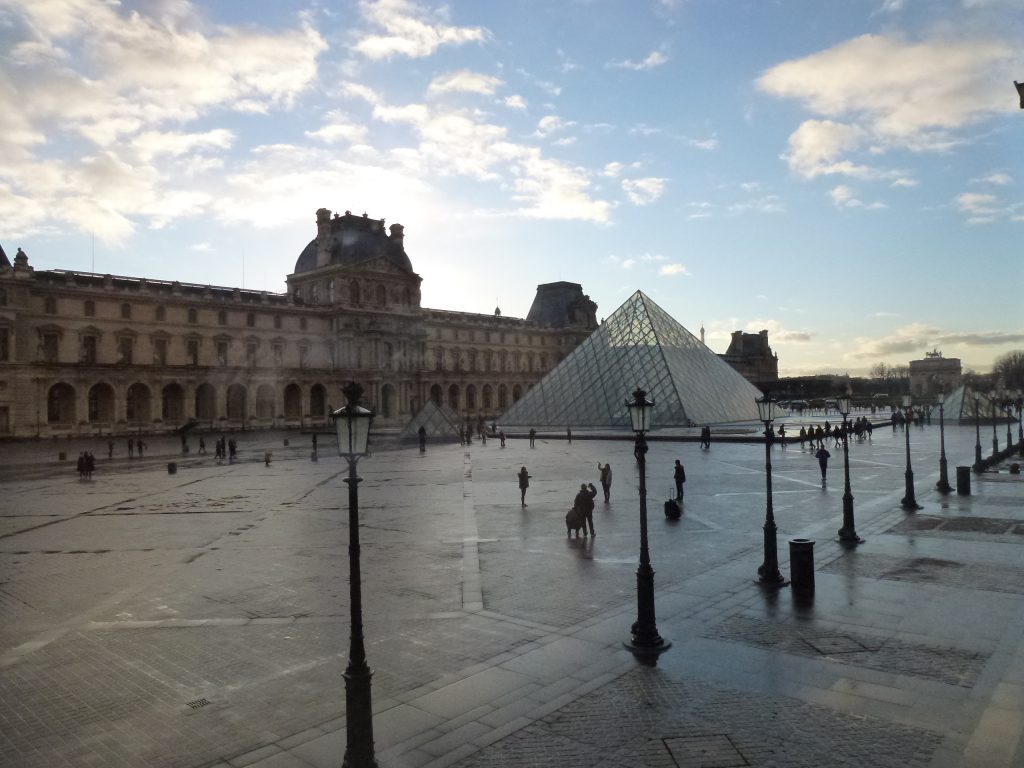 Tre giorni a Parigi con la pioggia. Il Louvre e la Piramide