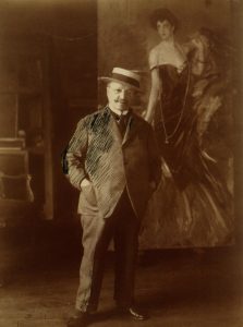Giovanni Boldini fotografato nel suo atelier davanti al dipinto di Donna Franca Florio realizzato nel 1901. Foto di proprietà dell'Archivio Boldini di Bologna