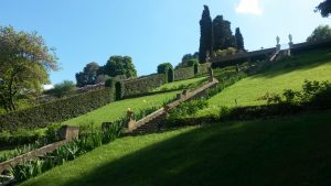 La scalinata barocca del giardino di Villa Bardini
