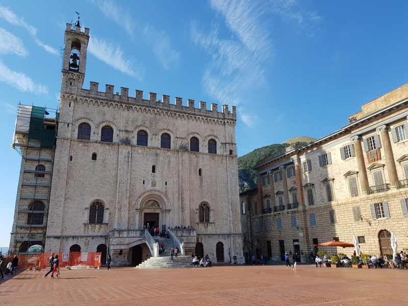 Palazzo dei Consoli a Gubbio, la piazza