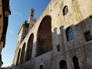 Piazza grande di Gubbio, le arcate
