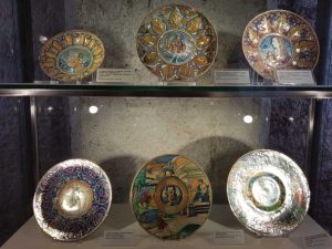 Museo di Palazzo dei Consoli a Gubbio, Sezione ceramiche, maioliche decorate e lustrate