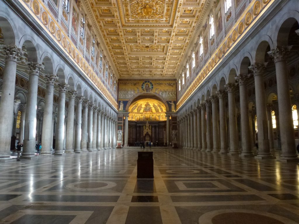 L'interno con l'arco trionfale della basilica di san Paolo fuori le mura
