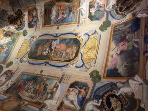 Il soffitto di una delle sale di Palazzo Pianetti