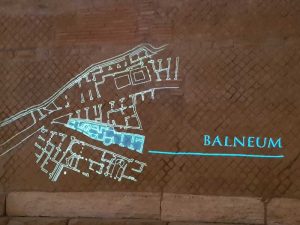 Proiezione della pianta del quartiere antico e indicazione del balneum