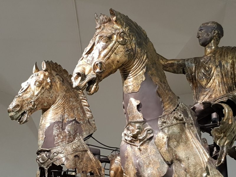 I bronzi di Cartoceto - dettaglio dei cavalli e del cavaliere