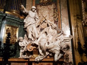 Altare di Sant'Ignazio di Loyola - dettaglio della "Religione che abbatte l'eresia"