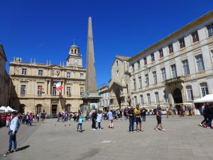 Cinque giorni in Provenza e Camargue. Arles, place de la République: a destra Saint Trophime, a sinistra l'Hôtel de Ville