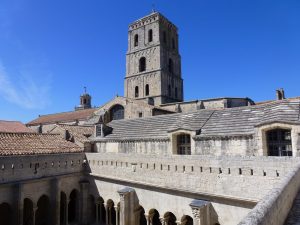 Cinque giorni in Provenza e Camargue. La chiesa e il chiostro di Saint Trophime