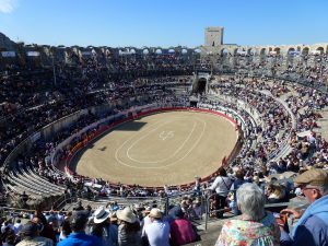L'anfiteatro (Les Arènes) - l'attesa per l'inizio della corrida
