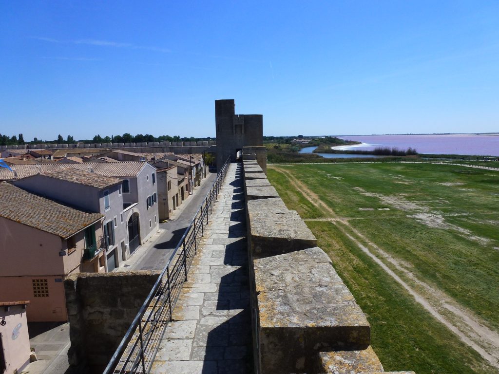 La storia di Aigues-Mortes. Camminamento delle mura sud: a destra la Salina, a sinistra la città