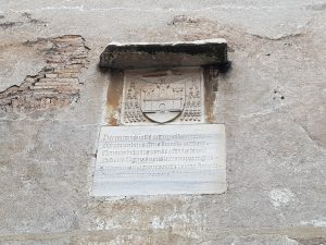 Complesso dei Quattro santi Coronati. Iscrizione in caratteri gotici, collocata sulla porta del primo cortile, relativa al restauro del XV secolo