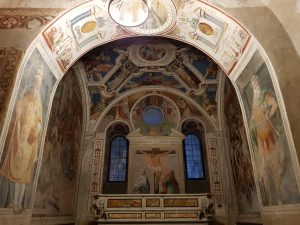 Presbiterio dell'oratorio, affrescato da Raffaellino da Reggio con scene del martirio dei Santi Quattro