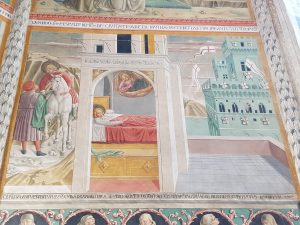 Affreschi di Benozzo Gozzoli nella cappella maggiore, scena di san Francesco che dona il mantello a un povero e sogno del santo