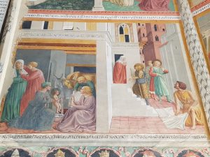 Affreschi di Benozzo Gozzoli nella cappella maggiore, scene della nascita di san Francesco, di Gesù in veste di pellegrino che bussa alla casa di Francesco e dell'omaggio dell'uomo semplice al giovane santo