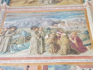 Affreschi di Benozzo Gozzoli nella cappella maggiore, scena della predicazione agli uccelli e della benedizione della città di Montefalco e del suo popolo