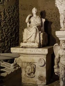 Ipogeo dei Volumni, l'urna di Veilia, figlia di Arnth