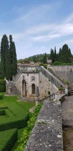 Villa La Foce la grotta del giardino formale inferiore con la doppia scalinata in travertino