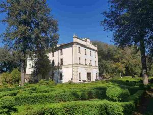 Villa Savorelli e il suo giardino a Sutri