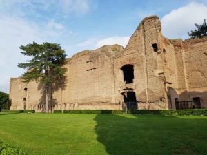 Il muro esterno della palestra occidentale delle terme di Caracalla