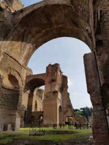 i resti dei tepidarium visto dalla natatio delle terme di Caracalla