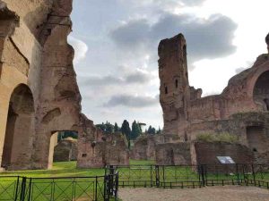 I resti del tepidarium visto dal frigidarium nelle terme di Caracalla