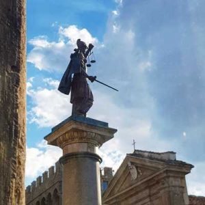 La statua posta sulla colonna della giustizia in piazza Santa Trinita a Firenze