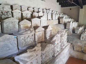 Le urne della necropoli del Palazzone disposte nel vestibolo del museo