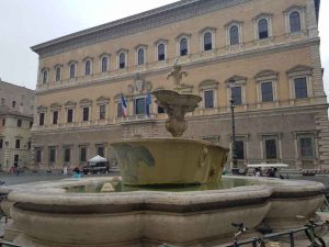 L'altra vasca delle terme di Caracalla e dietro Palazzo Farnese