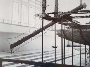 Foto d'epoca con l'asse del timone della prima nave