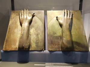 Cassette bronzee decorate con mani in funzione apotropaica, provenienti dalla seconda nave nel Museo di Palazzo Massimo a Roma