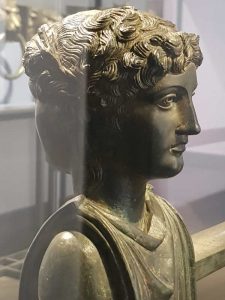 Erma bifronte di menade della balaustra bronzea proveniente dalla seconda nave nel museo Palazzo Massimo a Roma