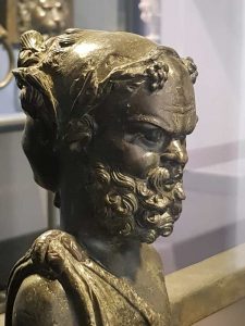 Erma bifronte di satiro della balaustra bronzea proveniente dalla seconda nave nel museo Palazzo Massimo a Roma
