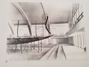 Foto d'epoca della prima nave nel Museo di Nemi