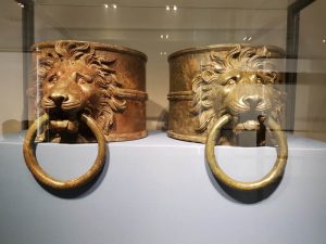Protomi leonine a decorazione della ghiera del timone della prima nave, al museo di Palazzo Massimo a Roma
