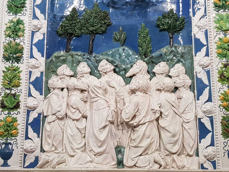 Andrea della Robbia, Ascensione - dettaglio degli apostoli