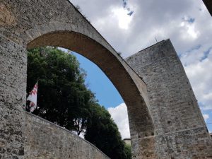La Torre del Candeliere e l'arco che la collega al Cassero senese