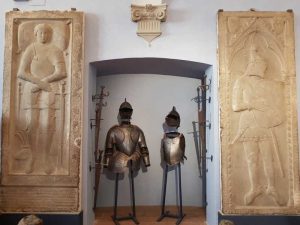 Armeria del Museo Bardini - dettaglio di armature e sepolcri di guerrieri