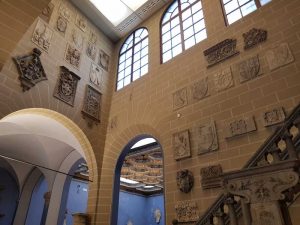 Museo Bardini, zona ispirata al cortile del Bargello - stemmi murati
