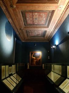 Saletta dei disegni del Museo Bardini. Sulla parete, Guercino, Atlante