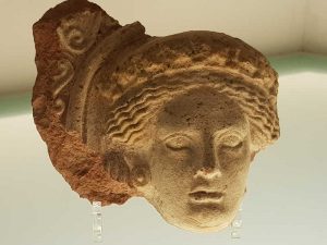 Terracotta architettonica, dettaglio di antefissa con testa femminile, proveniente da Roselle