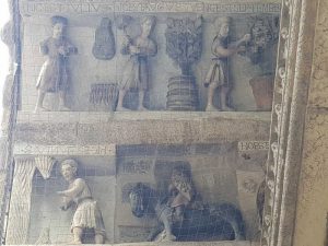 Allegoria dei mesi, portale della pieve di santa Maria, Arezzo