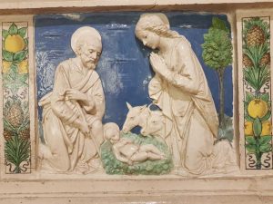 Bottega di Andrea della Robbia, Madonna con il Bambino e i santi Sebastiano e Giuliano - dettaglio della predella, Natività