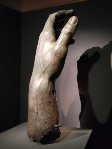 Mano della statua colossale di Costantino, appartenente ai Musei Capitolini di Roma, su cui è stato rimontato il dito indice appartenente al Musée de Louvre, 330 d.C: