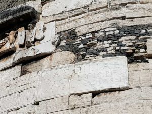 Mausoleo di Cecilia Metella sull'Appia antica - dettaglio dell'iscrizione