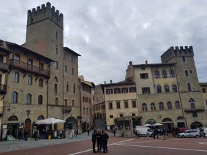 Piazza grande, gli edifici, Arezzo