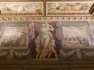 Sala del trionfo della Virtù, Casa Museo Vasari, Arezzo - dettaglio dell'affresco su una delle pareti