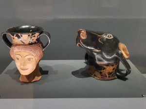 Vase plastique: tête de chien, 480 a.C.
