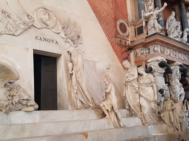 Chiesa Di Santa Maria Gloriosa Dei Frari Il Monumento Funebre Di Canova Dettaglio Viaggiatrice Curiosa