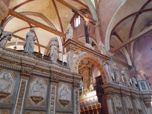 Chiesa di Santa Maria Gloriosa dei Frari, il recinto marmoreo del coro